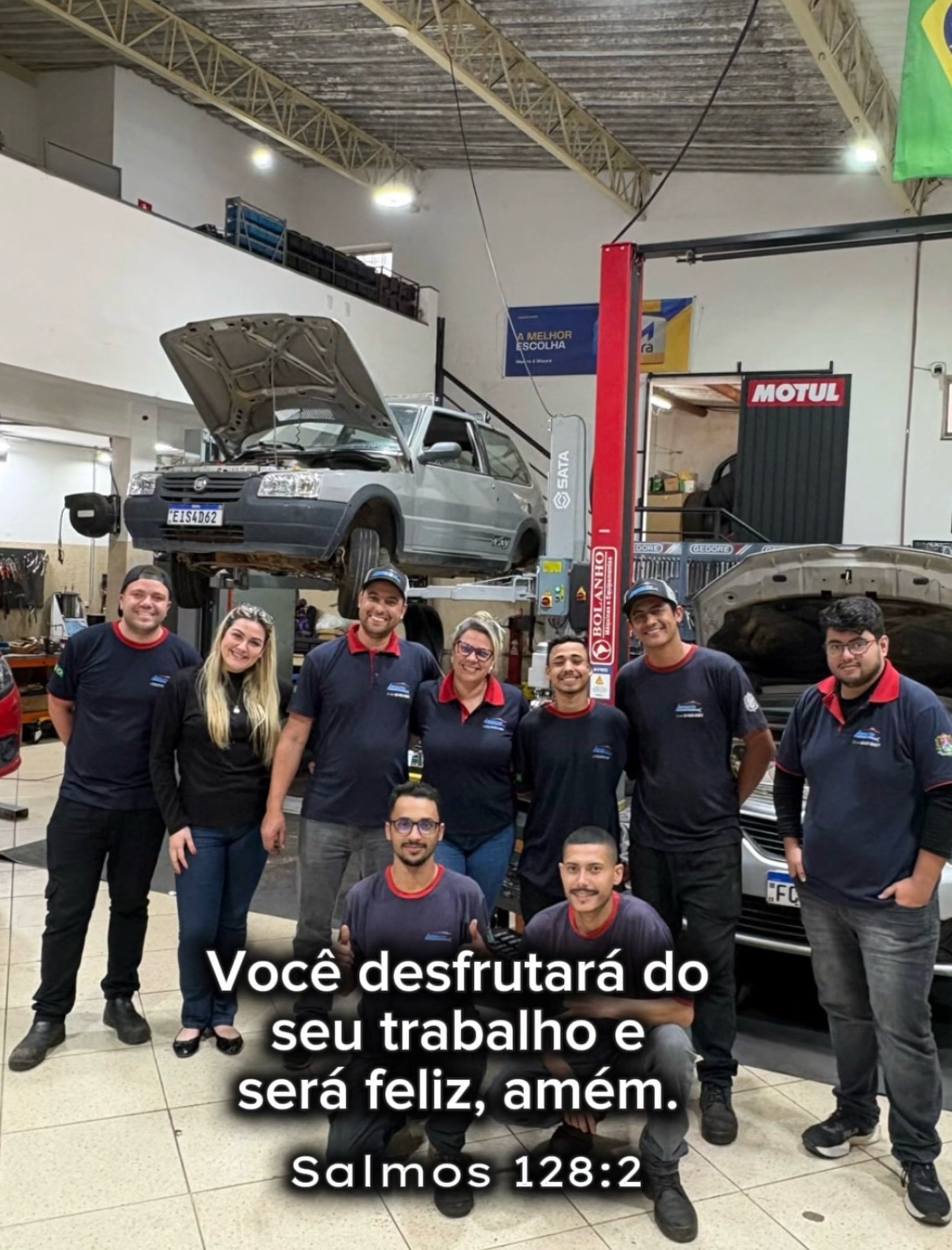 Equipe da Impacto Autocenter reunida na oficina