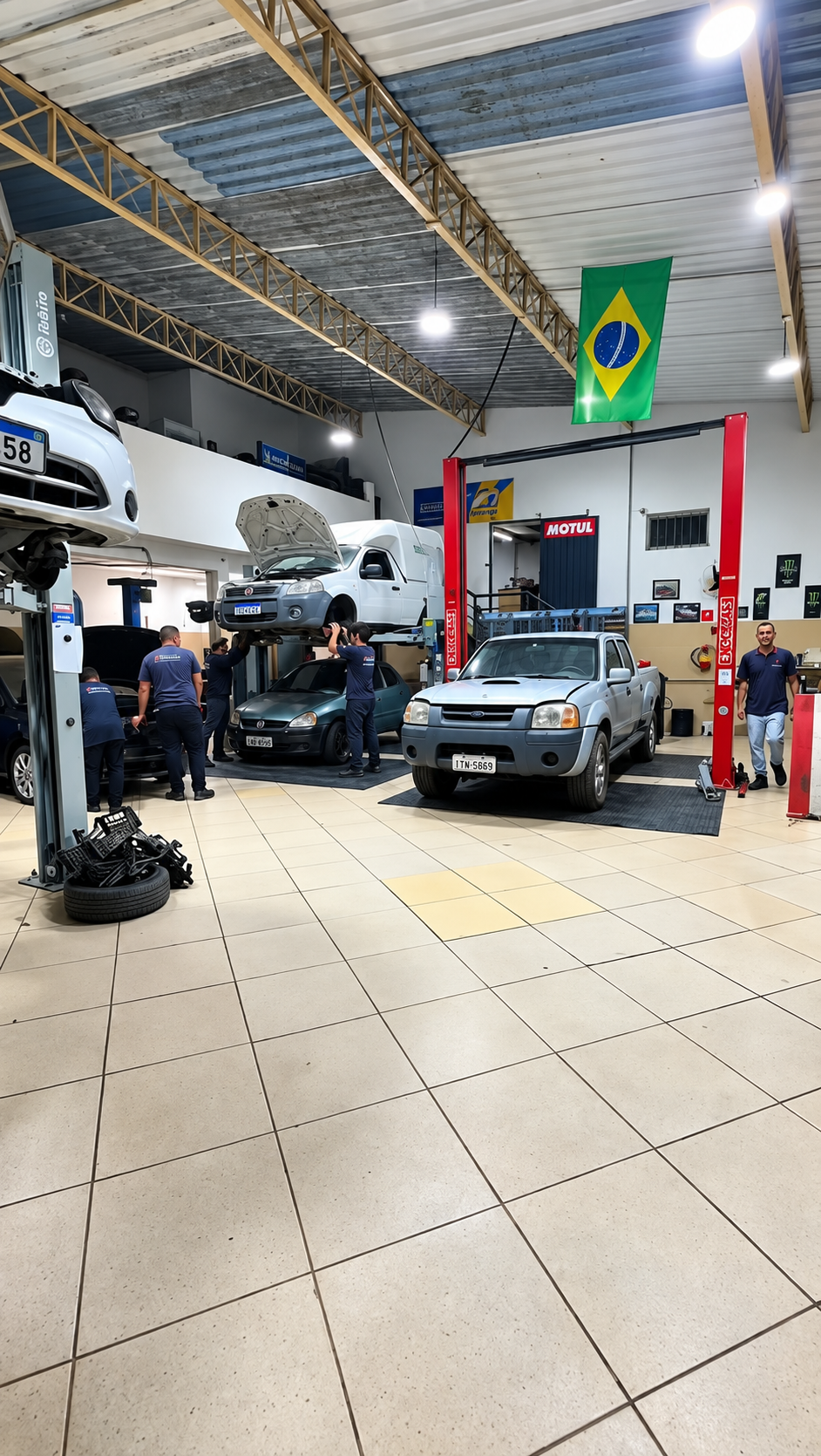 Equipe da Impacto Autocenter atendendo veículos na oficina com carros nos elevadores