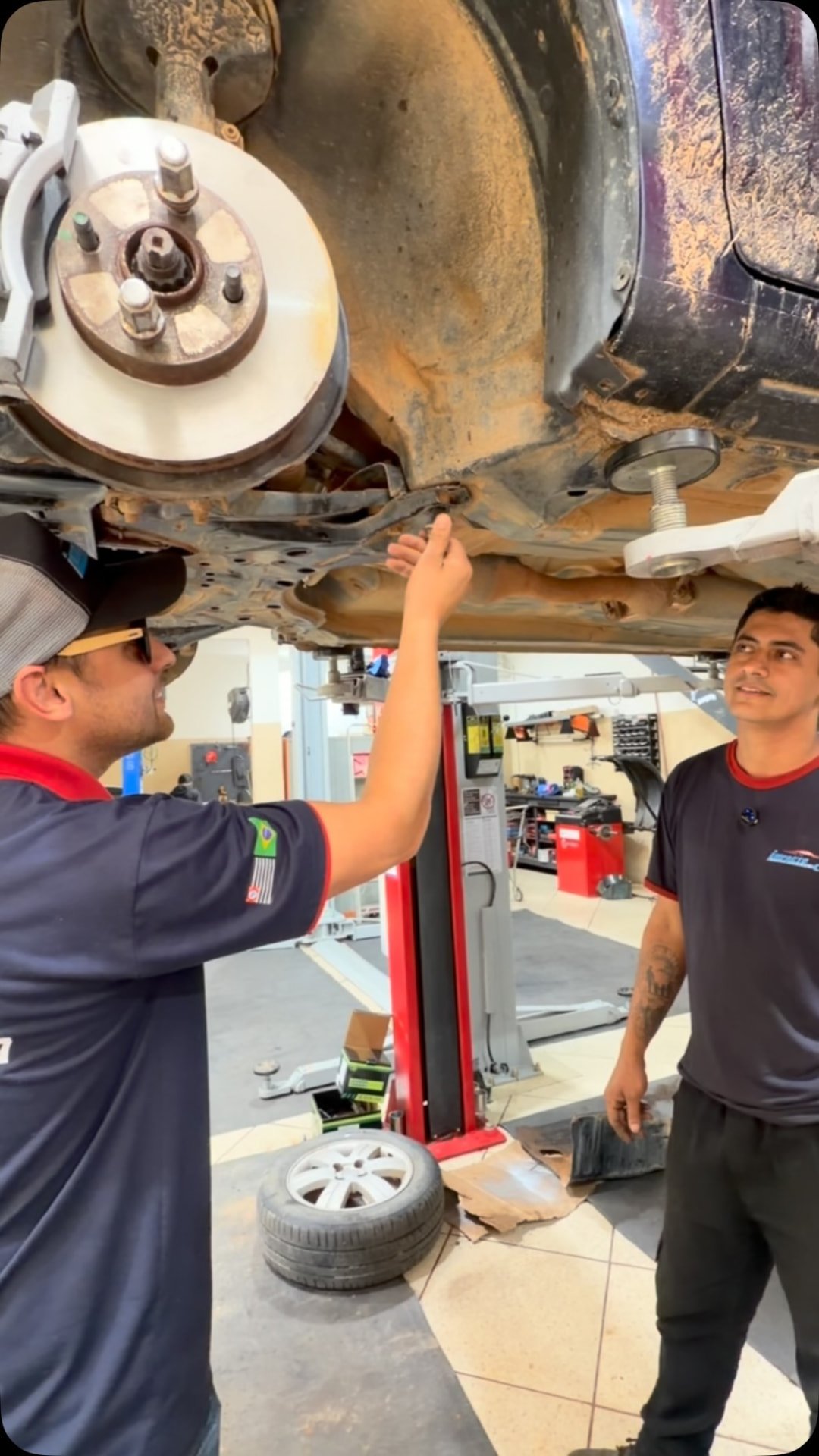 Equipe da Impacto Autocenter analisando a suspensão de um veículo na oficina