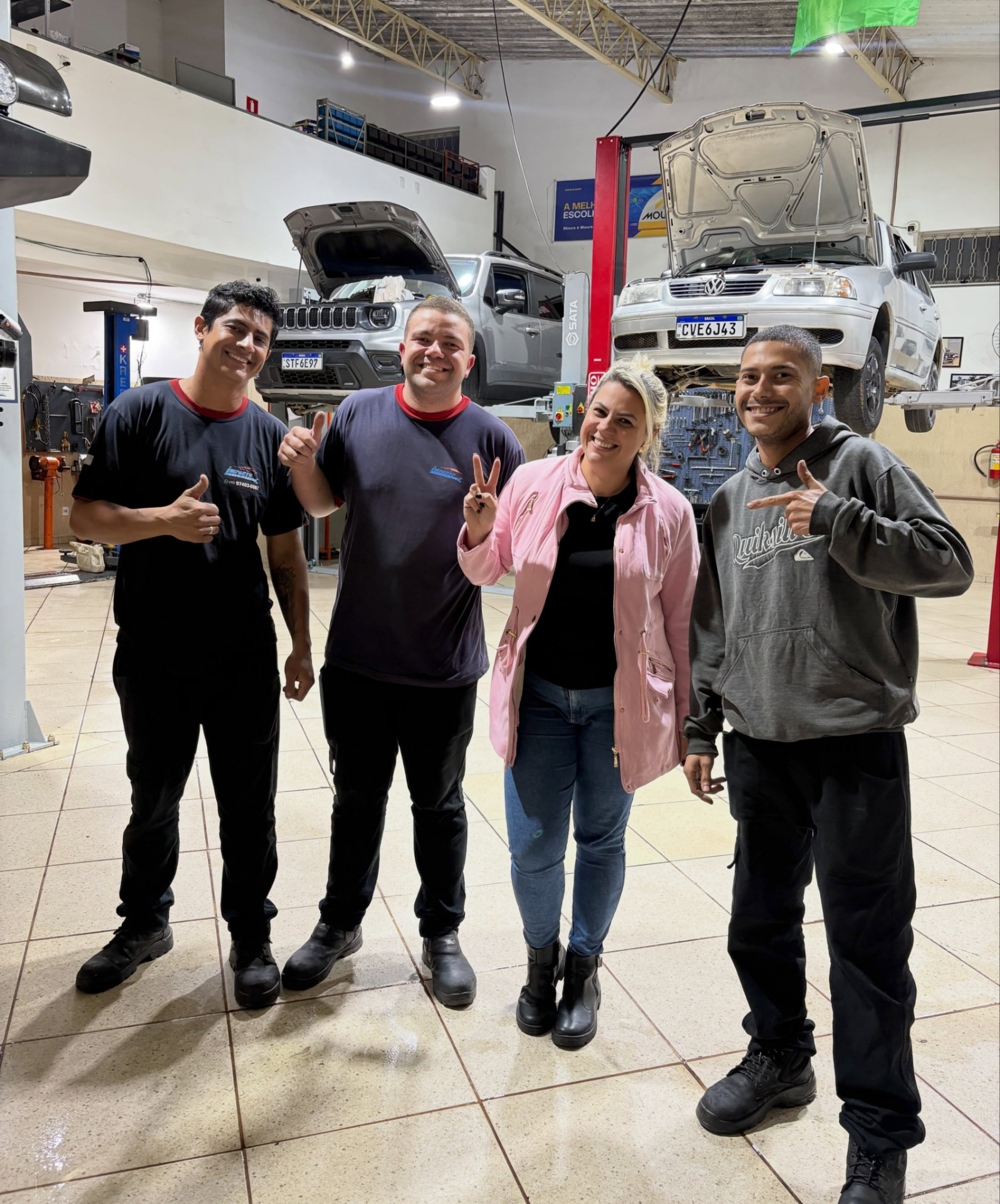 Equipe da Impacto Autocenter na oficina entre os veículos atendidos