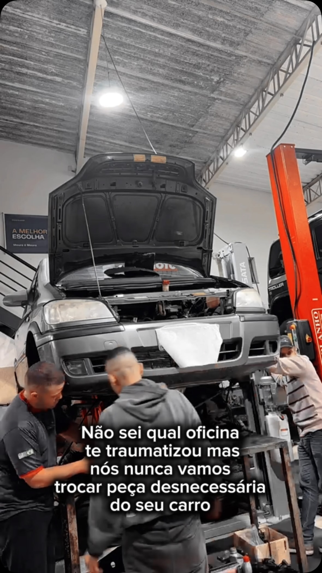 Equipe da Impacto Autocenter trabalhando em um veículo com o capô aberto