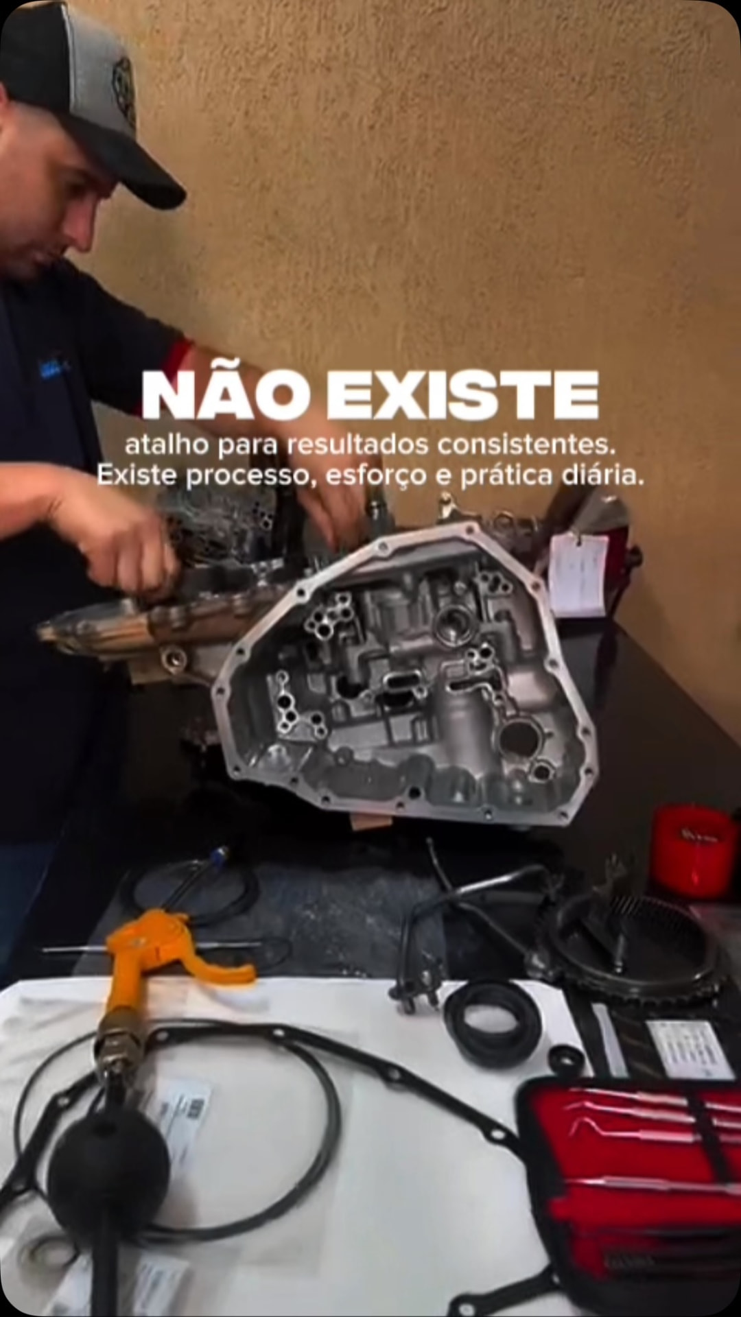 Mecânico montando câmbio automático na bancada da oficina